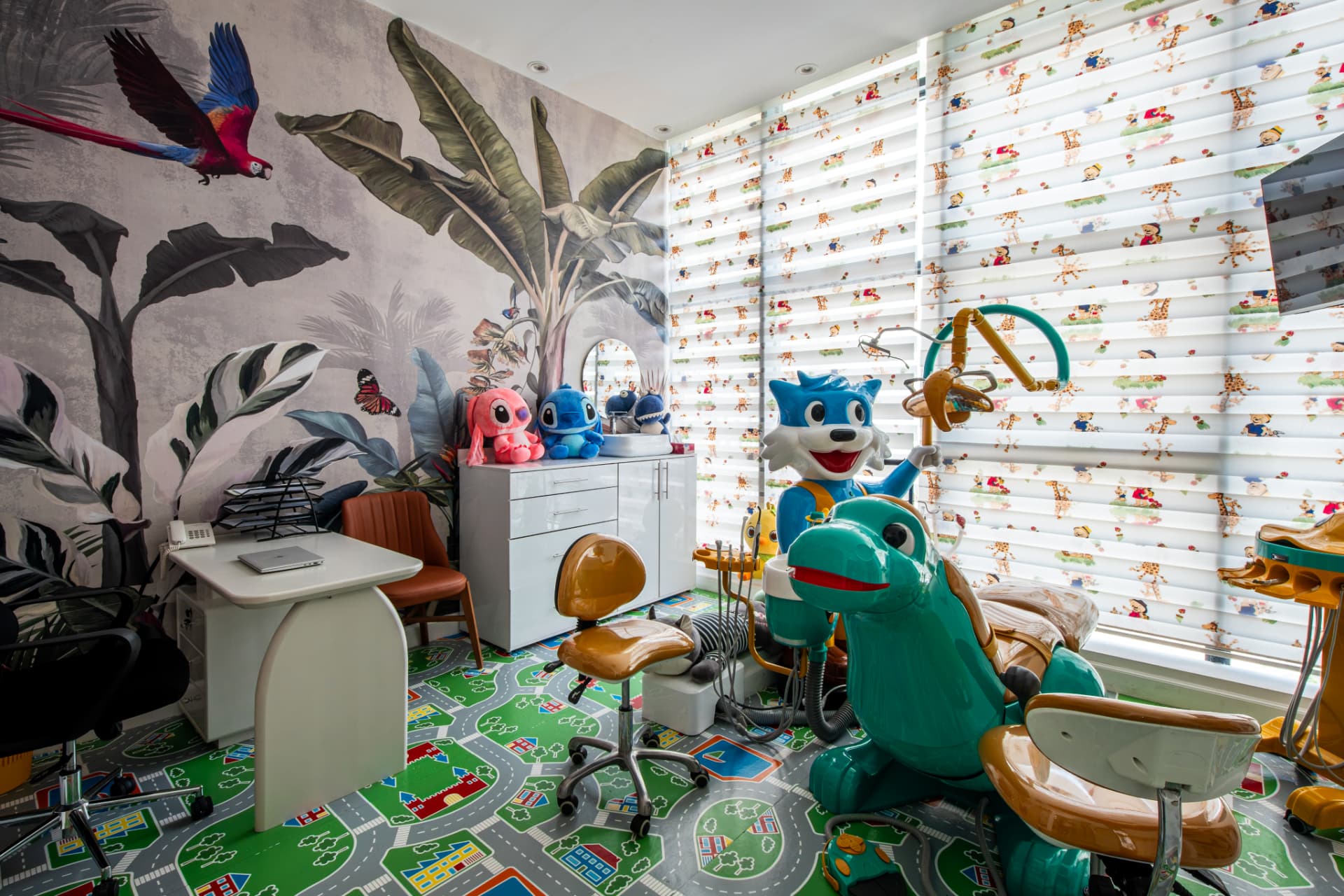 Espace de soins pour enfants avec tapis de jeu et mascottes